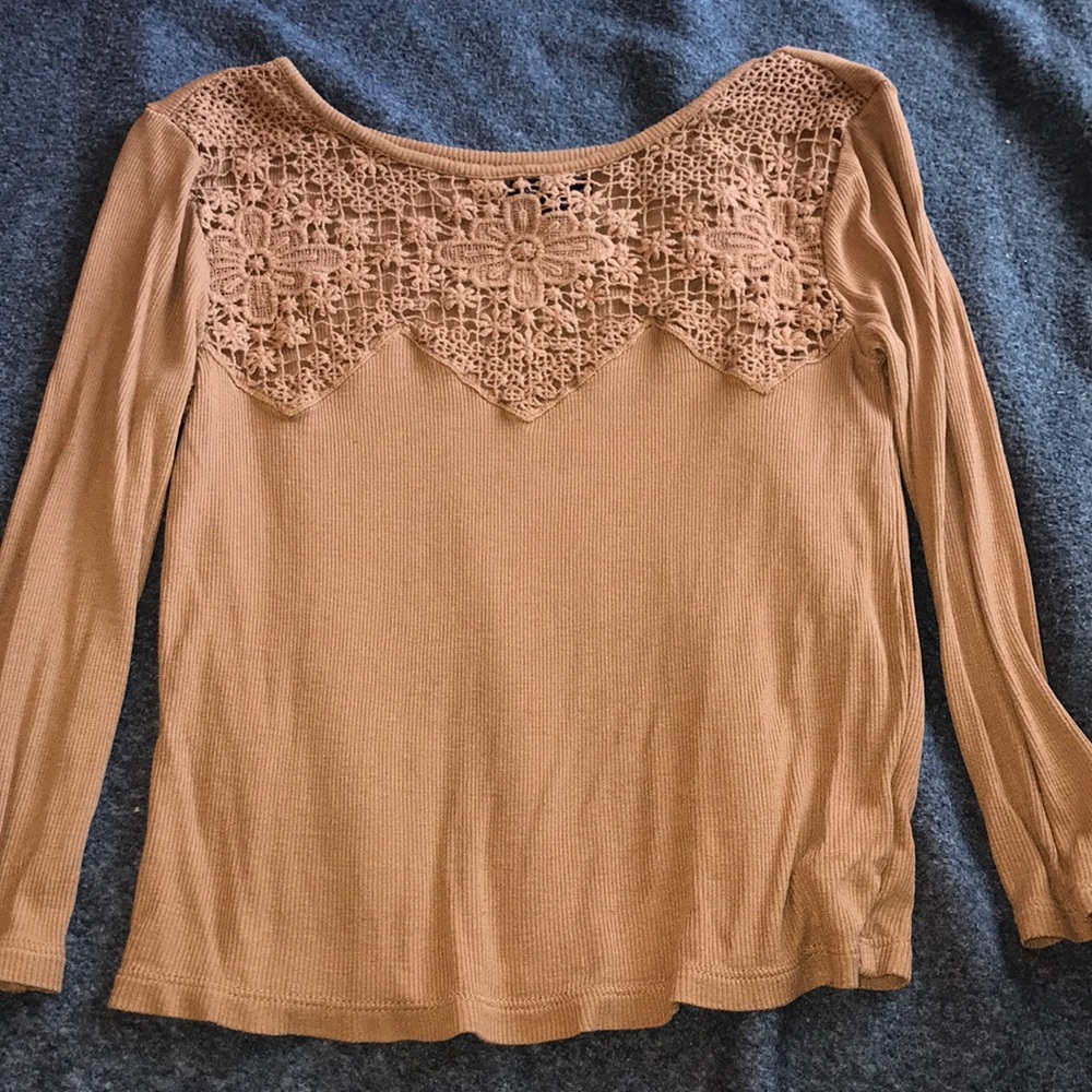 Quarter- length sleeved top